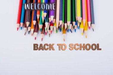 Renkli kalemler ve okul başlık için geri 