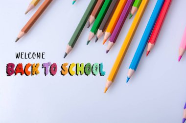  beyaz bir arka plan üzerine yerleştirilen renkli kalemler