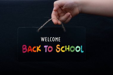 Dikdörtgen şekilli siyah bildirim tahtası el