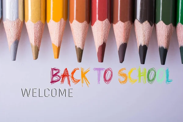  beyaz bir arka plan üzerine yerleştirilen renkli kalemler