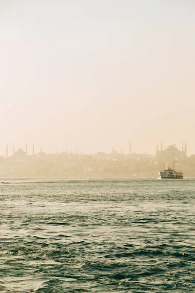 Paisaje urbano de Estambul con famosa silueta de edificio — Foto de Stock