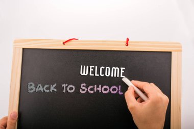 Bir kara tahta tutan el