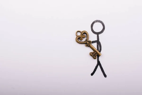 Hombre que lleva una llave en forma de corazón de estilo retro como concepto de amor — Foto de Stock