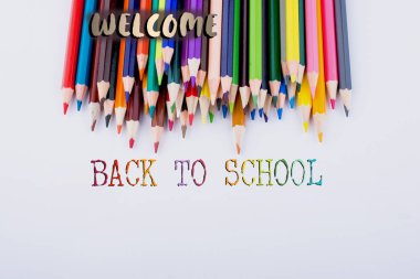 Renkli kalemler ve okul başlık için geri 