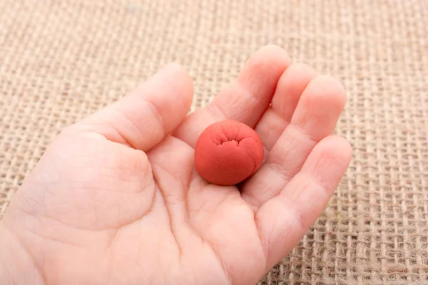 Eğitim ve terapi Kavramı Olarak Oyun Hamuru'ni Tutan Eller