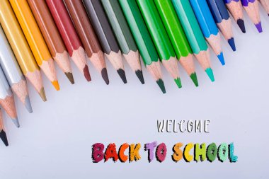  beyaz bir arka plan üzerine yerleştirilen renkli kalemler