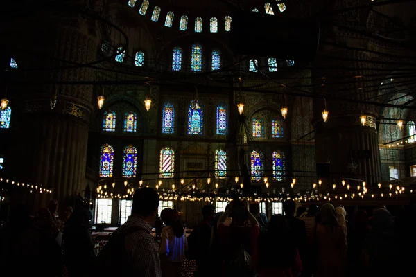 Interiér mešity s mohutnými sloupy a oblouky — Stock fotografie