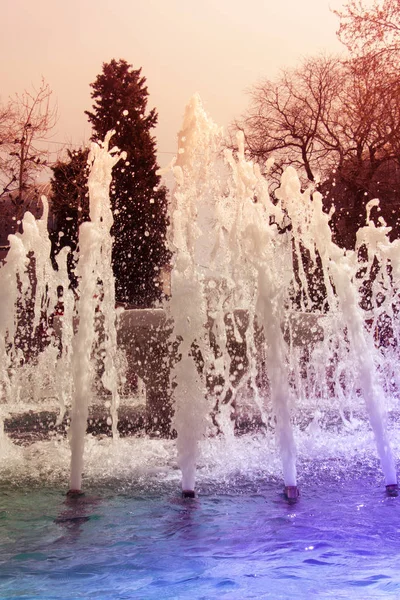 Een water fontein besprenkelend water in het uitzicht — Stockfoto