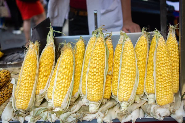 Bol organik soyulmuş mısır