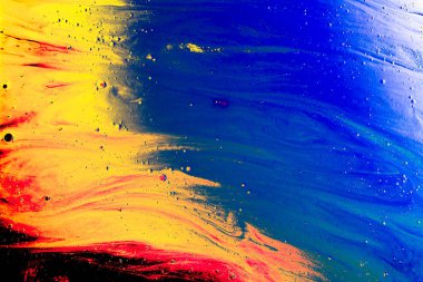 Renkli arka plan üzerinde su yağı emülsiyon makro çekim