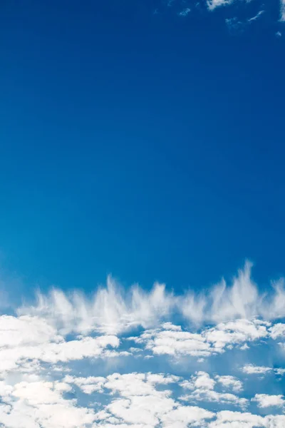 Vit färg moln täcka den blå himlen — Stockfoto