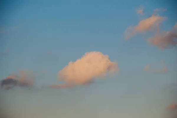회색 구름은 부분적으로 하늘 커버 — 스톡 사진