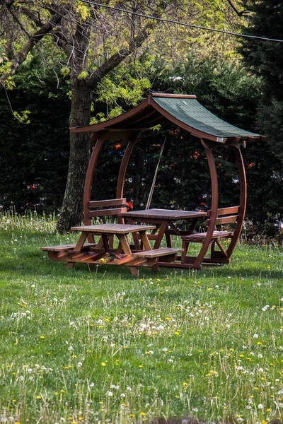 Cabaña de pérgola decorativa hecha en estilo simple en un jardín —  Fotos de Stock