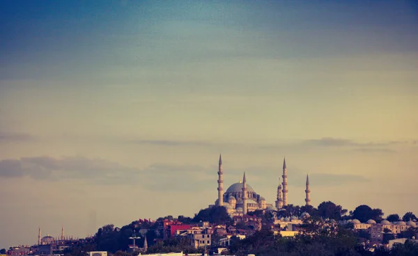 在伊斯坦布尔的奥斯曼风格清真寺 — 图库照片