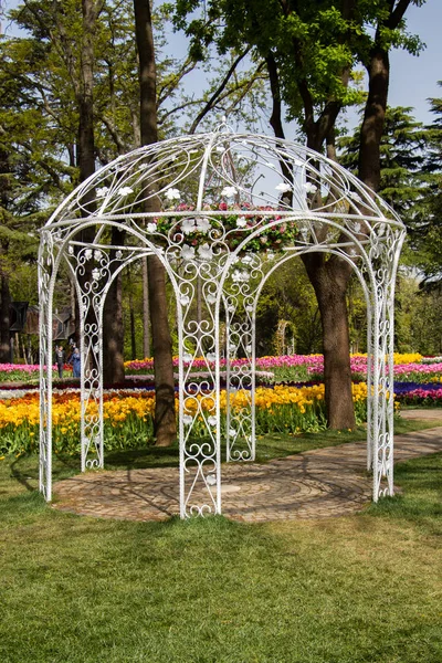 Cabaña de pérgola decorativa hecha en estilo simple en un jardín —  Fotos de Stock