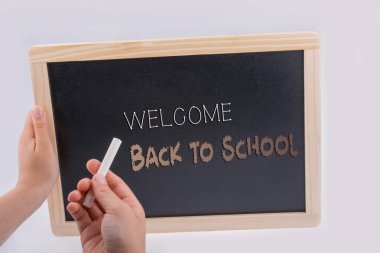 Bir kara tahta tutan el