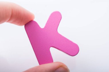 Alfabenin K Harfini Tutan El