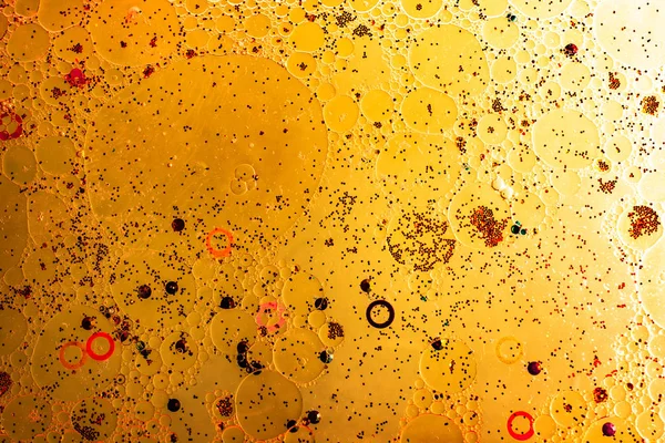 Renkli arka plan üzerinde su yağı emülsiyon makro çekim