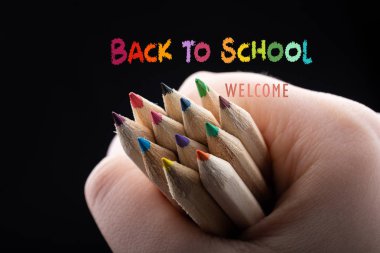 Yaratıcı fikir ve kavram için renkli kalemler tutan el. 