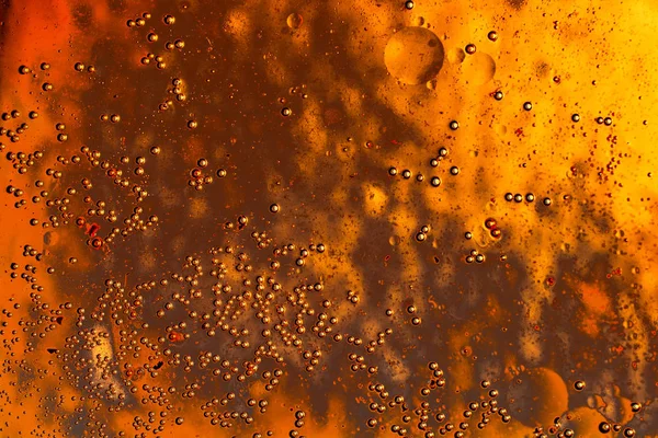 Renkli arka plan üzerinde su yağı emülsiyon makro çekim