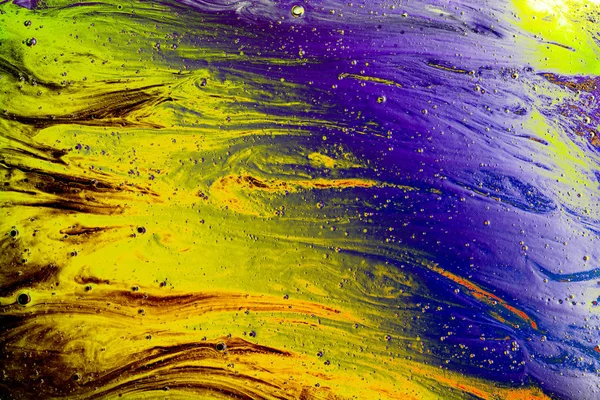 Renkli arka plan üzerinde su yağı emülsiyon makro çekim