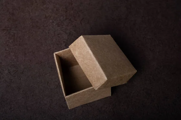Görünümünde kartondan yapılmış kutu — Stok fotoğraf