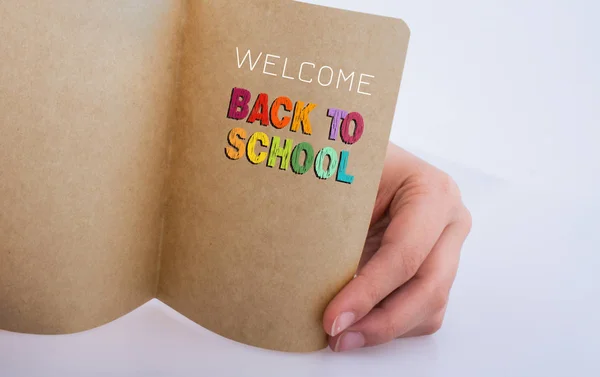 Die Hand, die jeden Tag einen Zettel mit der Aufschrift hält, ist ein Geschenk — Stockfoto