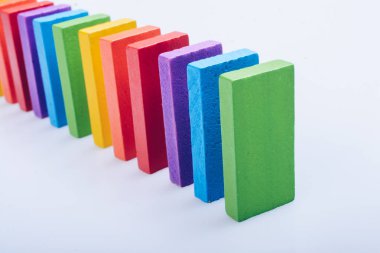 Beyaz arka planda renkli domino blokları