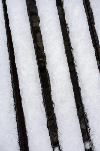 Vit snö på gatubänk på vintern — Stockfoto