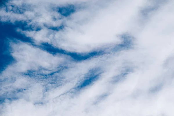 Cielo azul con algunas nubes blancas — Foto de Stock