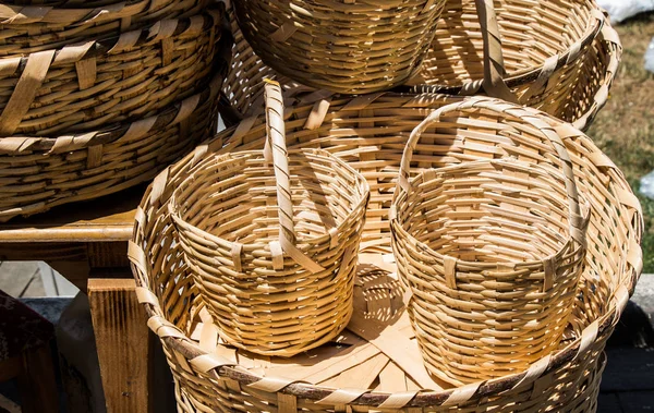 Cestas vacías de mimbre para la venta en un mercado — Foto de Stock