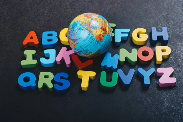 Abc lettres alphabet en bois et globe pour l'apprentissage concept — Photo
