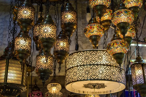 İstanbul, Türkiye 'de Osmanlı tarzı renkli mozaik lambaları.