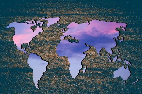 Mapa del mundo esbozado con rellenos de nubes de cielo — Foto de Stock