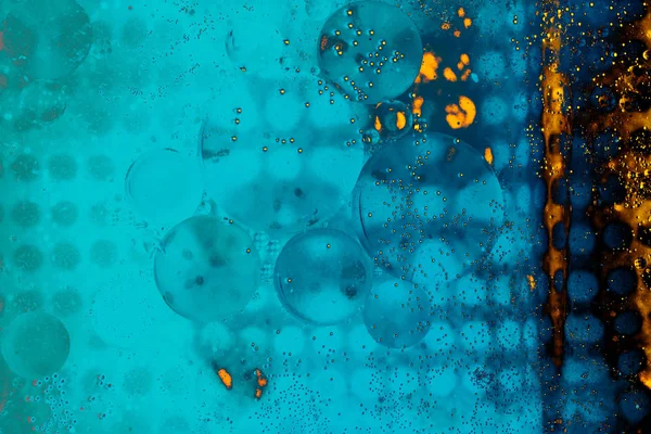 Макрознімок емульсії водяної олії на кольоровому фоні — стокове фото