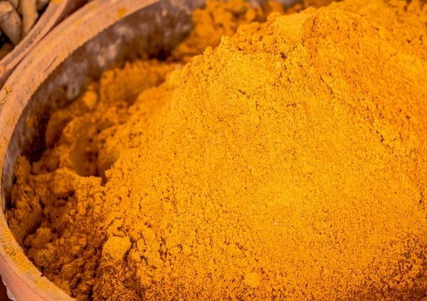 Renkli baharat arka plan olarak çeşitli renkli baharatlar