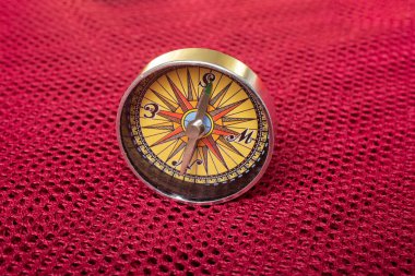 Seyahat etme ve hayatınızı bulma konsepti olarak pusula 