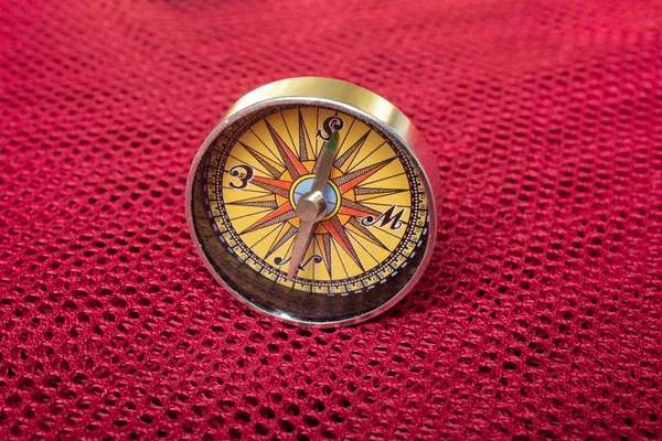 Seyahat etme ve hayatınızı bulma konsepti olarak pusula 