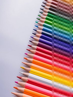  beyaz bir arka plan üzerine yerleştirilen renkli kalemler