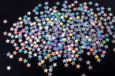 Koyu renkli arka planda renkli konfeti yıldızları