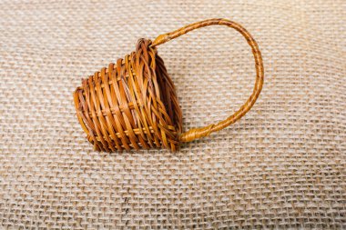 Çarşaf arka planında boş hasır sepet