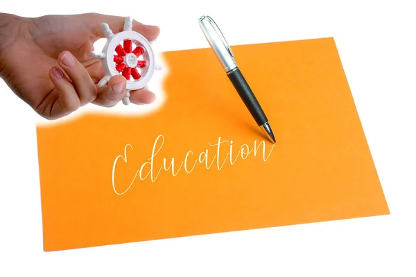 Direksiyon, kalem ve sade renkli kağıt ve eğitim kelimeleri — Stok fotoğraf