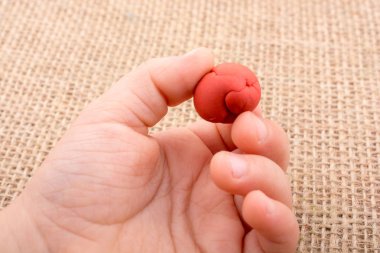 Eğitim ve terapi Kavramı Olarak Oyun Hamuru'ni Tutan Eller