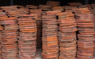 İnşaat için stoktaki tuğla yükü