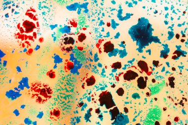 Renkli arka plan üzerinde su yağı emülsiyon Makro çekim