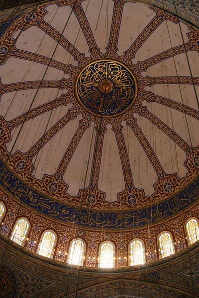 Widok wewnątrz kopuły w ottomańskim — Zdjęcie stockowe