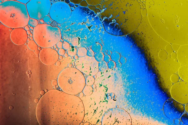 Makro strzał emulsji oleju wodnego na kolorowym tle — Zdjęcie stockowe