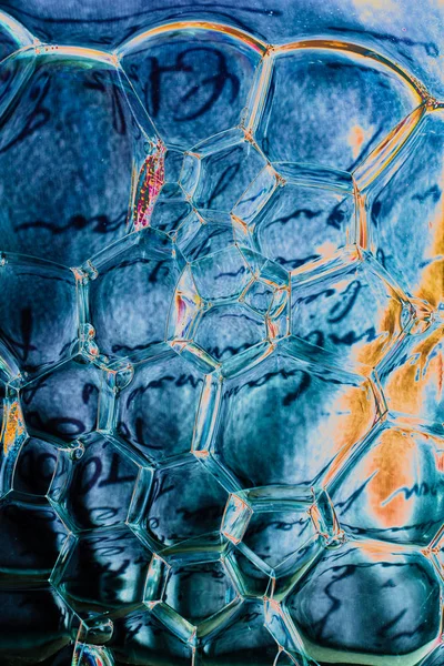 Makro skott av vatten olja emulsion över färgad bakgrund — Stockfoto