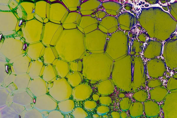 Macro disparo de emulsión de aceite de agua sobre fondo de color — Foto de Stock