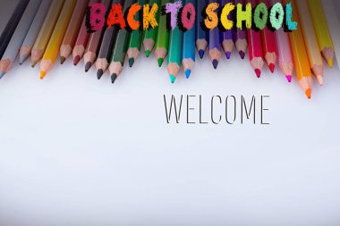  beyaz bir arka plan üzerine yerleştirilen renkli kalemler